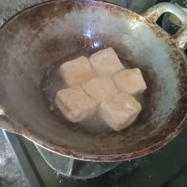 Goreng tahu hingga setengah matang