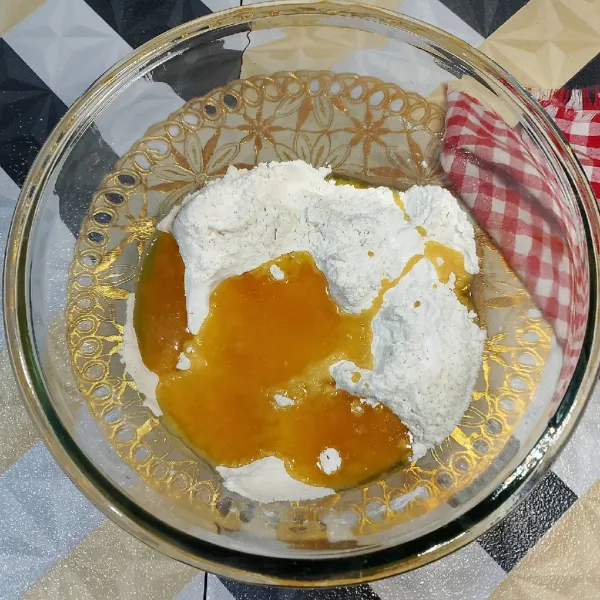 Masukkan margarin, aduk rata hingga menjadi butiran-butiran pasir.