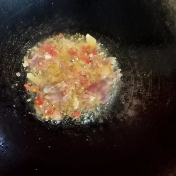 Tumis bumbu halus bawang merah, bawang putih, dan cabe