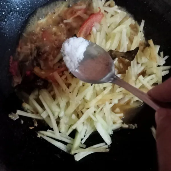 Tambahkan bumbu penyedap garam, kaldu bubuk, gula, dan, msg lalu masak hingga layu