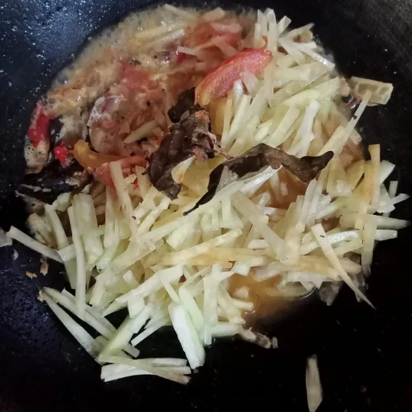 Masukkan irisan pepaya muda