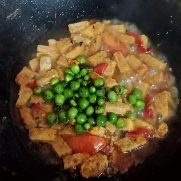 Masukkan leunca dan masak hingga air menyusut