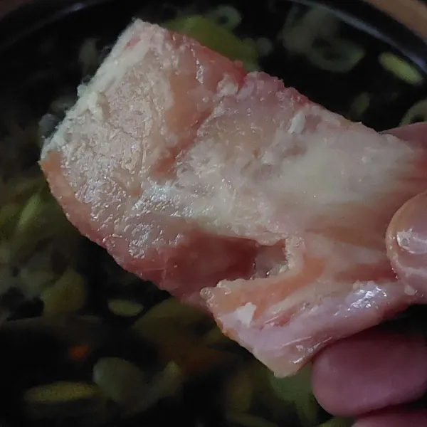 Tambahkan daging ikan patin, tutup masak ±5 menit