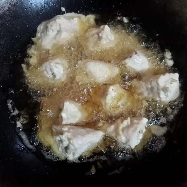 Goreng balurab tahu isi hingga matang kemudian angkat dan sisihkan