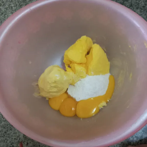 Kocok butter, margarin, kuning telur dan gula pasir halus