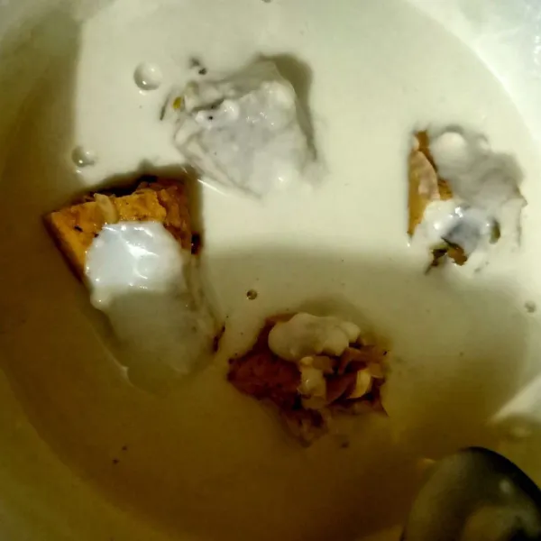 Masukkan tepung terigu, air, dan sejumput garam lalu aduk dan baluri tahu isi