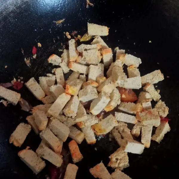 Masukkan potongan dadu oncom