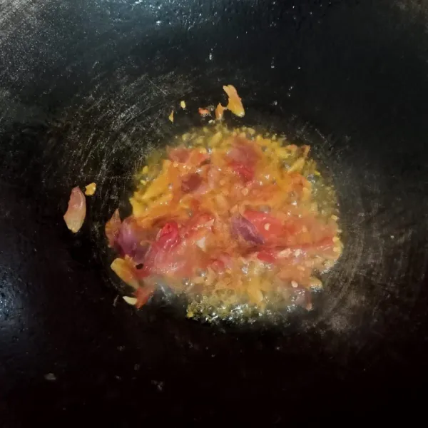 Tumis bumbu halus bawang merah, bawang putih, cabe dan irisan tomat