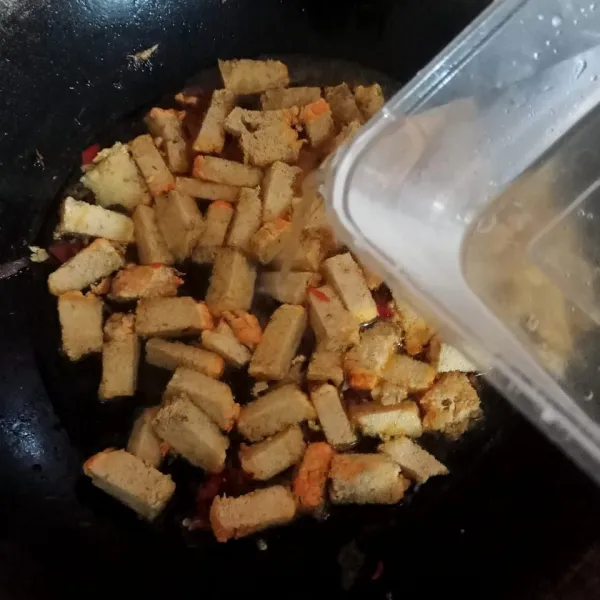 Tuangkan air secukupnya lalu aduk hingga tercampur