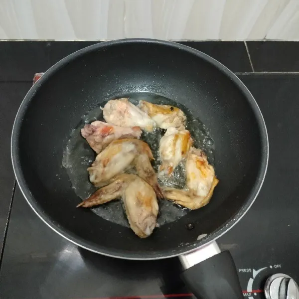 Lalu goreng ayam dalam minyak panas hingga matang. Angkat dan tiriskan.