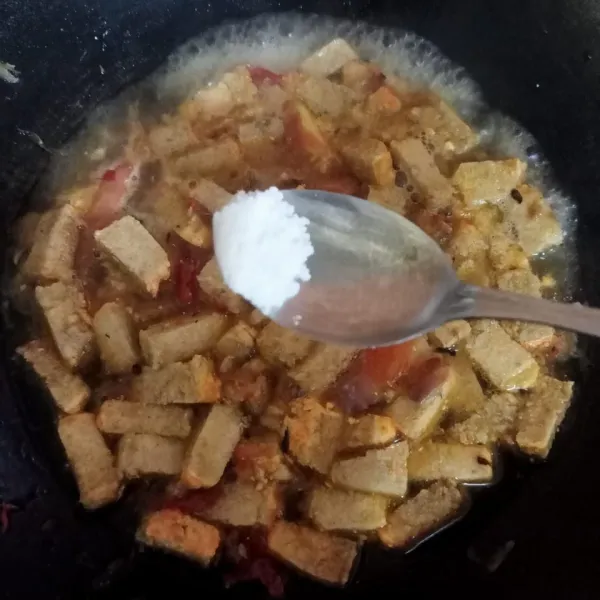 Tambahkan garam, kaldu bubuk, gula, dan msg