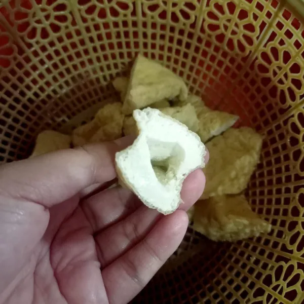 Potong tahu menjadi dua lalu belah bagian tengah