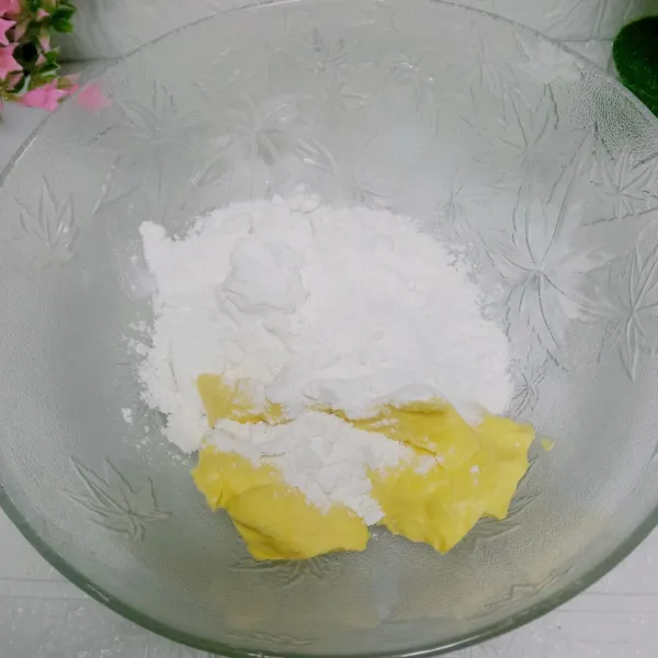 Campurkan tepung dan mentega mixer dengan kecepatan tinggi sampai pucat