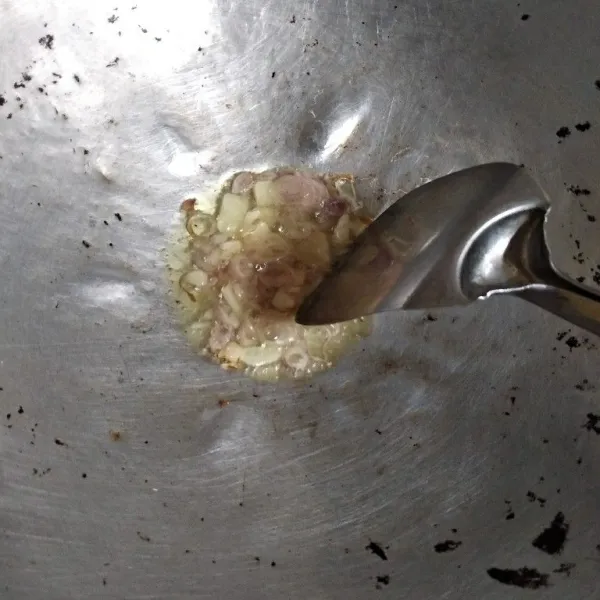 Panaskan minyak, tumis bawang merah dan bawang putih.
