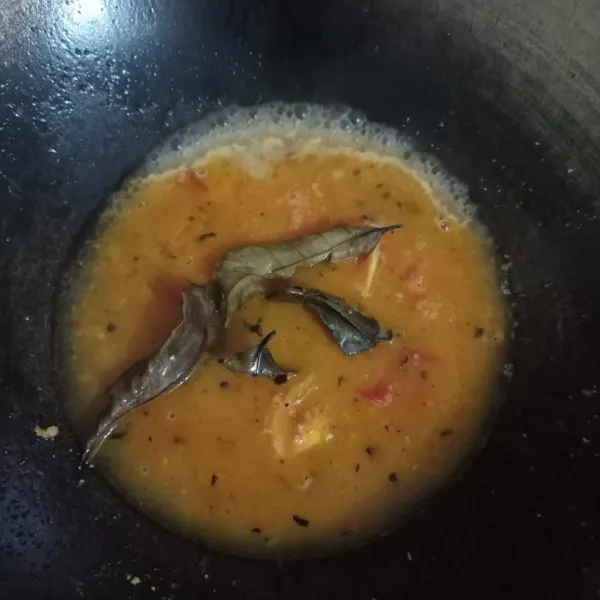 Tambahkan air secukupnya dan daun salam