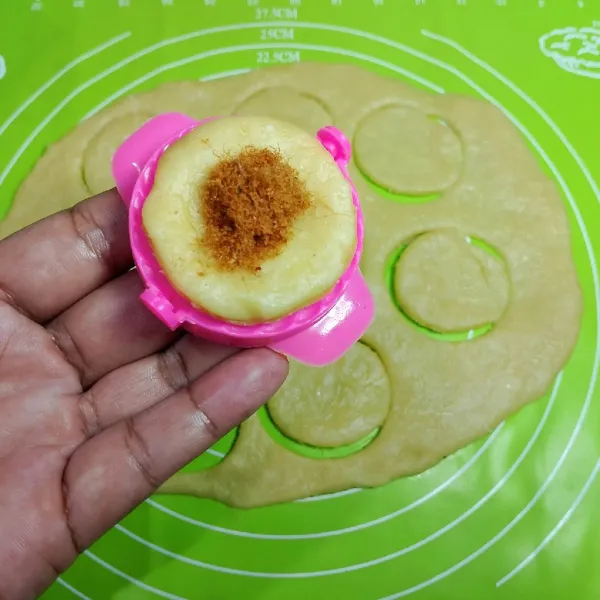 Kemudian pipihkan dengan tangan/bentuk dengan cetakan pastel dan isi dengan abon pedas.