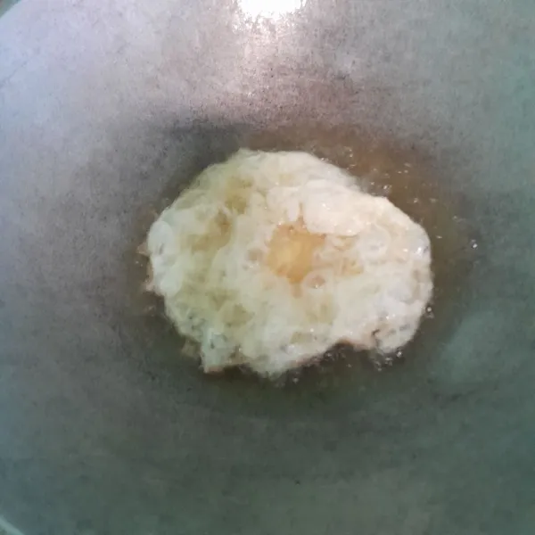 Pecahkan telur dalam mangkok, beri garam, lalu goreng telur sampai kedua sisi matang