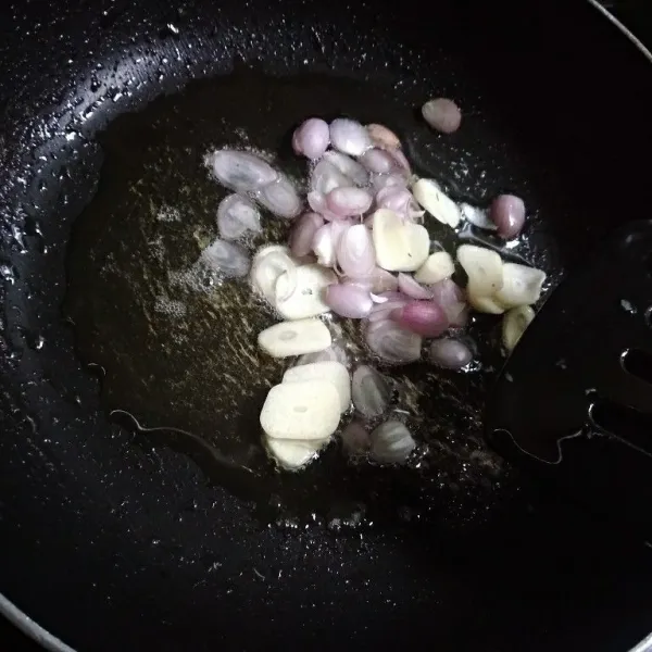 Panaskan minyak, tumis bawang merah dan bawang putih sampai layu.