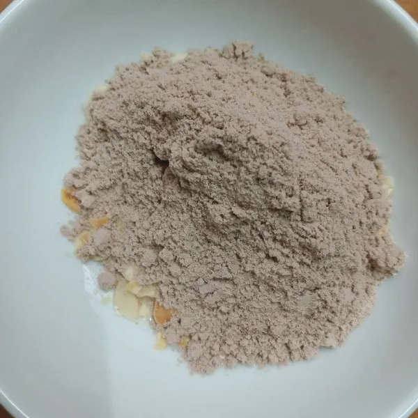 Tambahkan susu bubuk cokelat. Aduk rata.
