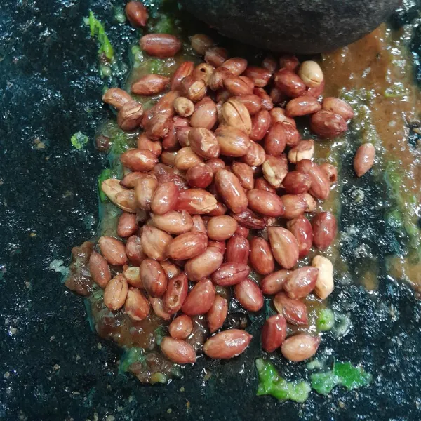 Masukkan kacang tanah goreng, giling sampai halus