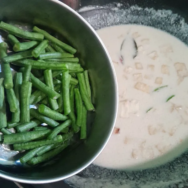 Masukkan kacang panjang, garam dan kaldu bubuk