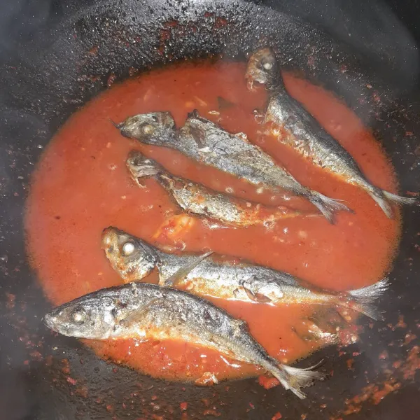 Masukkan air, garam, kaldu bubuk dan ikan yang sudah digoreng