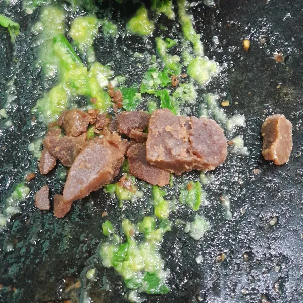 Giling bawang putih garam, rawit, daun jeruk sampai halus lalu tambahkan gula merah giling halus lagi