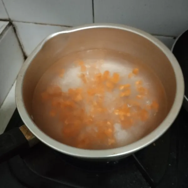 Potong wortel kotak kecil lalu rebus sampai matang