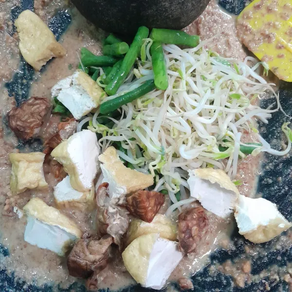 Masukkan toge ,kacang panjang, tahu dan tempe aduk rata siap disajikan