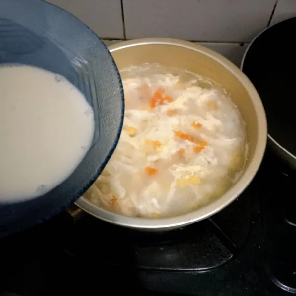 Kocok telur dalam wadah lalu masukkan dalam sup sambil diaduk. Lalu tuang larutan maizena.