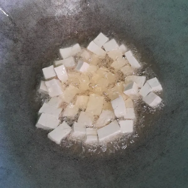 Potong-potong tahu lalu goreng sampai setengah matang