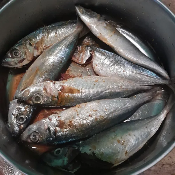 Cuci bersih ikan lalu marinasi dengan bumbu ikan, diamkan selama 15 menit