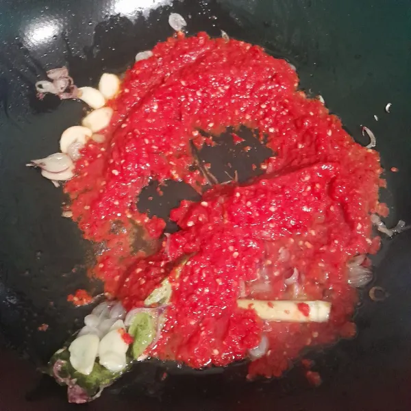 Masukan bumbu halus tumis bumbu halus sampai harum