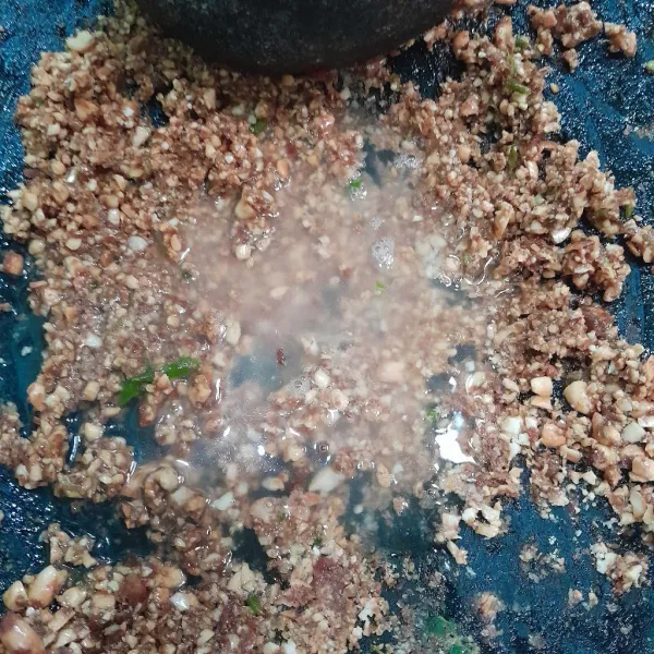Tambahkan air sedikit demi sedikit aduk rata, kuah tidak kental dan tidak encer