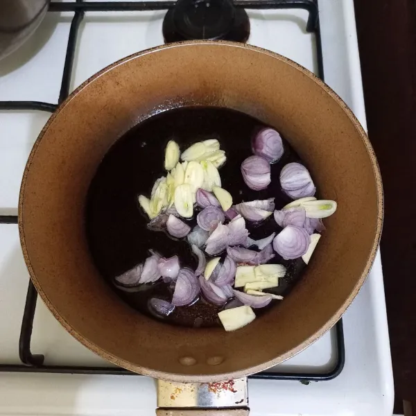 Goreng hingga harum irisan bawang merah dan bawang putih, tiriskan