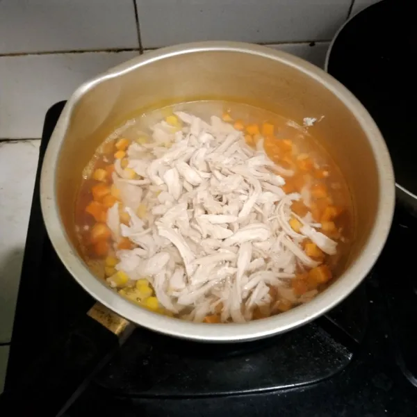 Masukkan jagung serut, bawang putih geprek dan suiran ayam