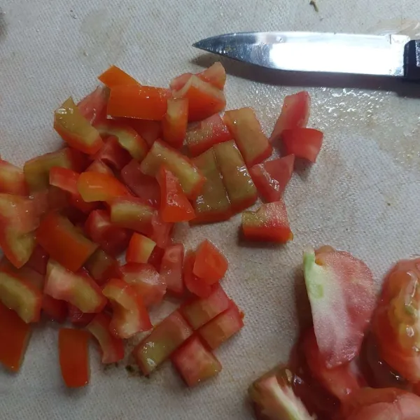Sisihkan bagian isi tomat, potong dagingnya kecil-kecil