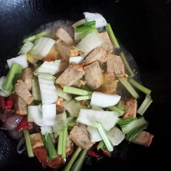 Masukkan oncom dan batang sayuran bagian keras