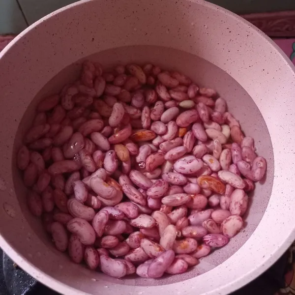Rebus kacang merah yang sudah dibersihkan hingga lunak, angkat, dan tiriskan. Rebus juga kentang hingga empuk, tiriskan.