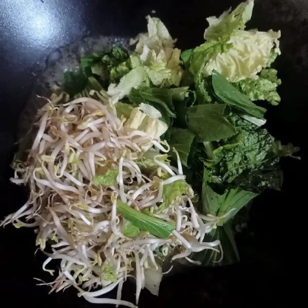 Masukkan daun sayuran dan tauge masak sebentar saya 30 detik