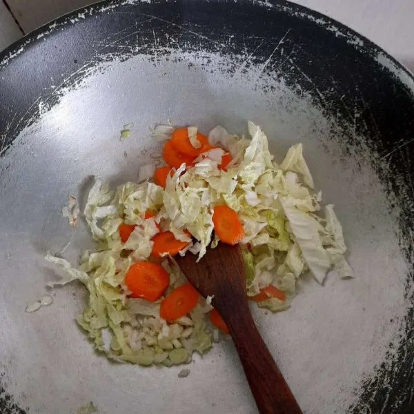 Masukkan wortel dan sawi putih, lalu tambahkan air, masak sebentar hingga sayur matang