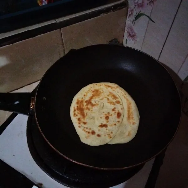 Olesi teflon dengan margarin, panggang dengan api kecil sambil ditekan. Masak hingga matang lalu balikkan, biarkan matang semua bagian