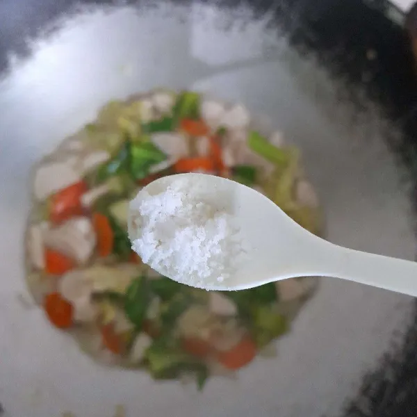 Masukkan garam, gula, merica bubuk dan saus tiram, aduk hingga tercampur rata