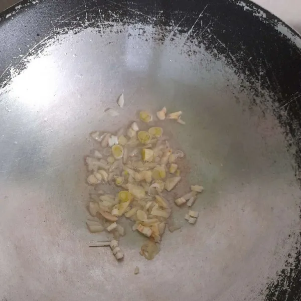 Tumis bawang putih, bawang bombay dan daun bawang hingga harum