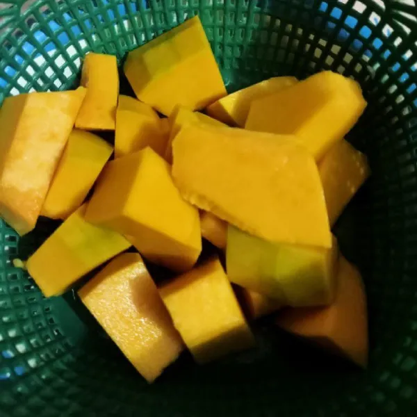 Potong dadu labu kuning, ukuran sesuai selera