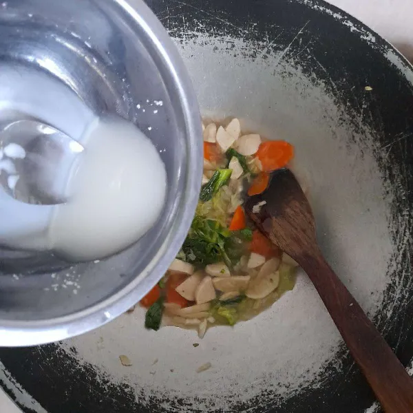 Ambil 1 sdm maizena lalu tambahkan air, tuang ke dalam sayur yang sudah matang tadi, masak sebentar hingga mengental dan sajikan