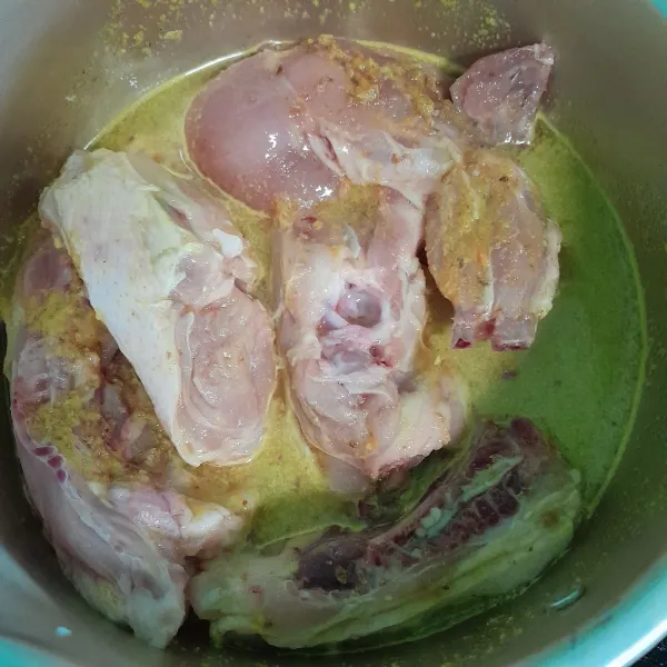 Cuci bersih ayam, lalu masak dengan bumbu marinasi selama 15 menit