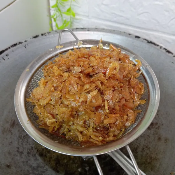 Panaskan minyak goreng, lalu goreng rebon sampai matang. Angkat tiriskan.