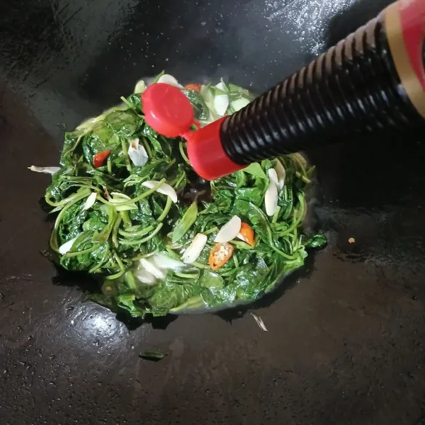 Beri garam, kaldu jamur, dan saus tiram. Aduk rata.