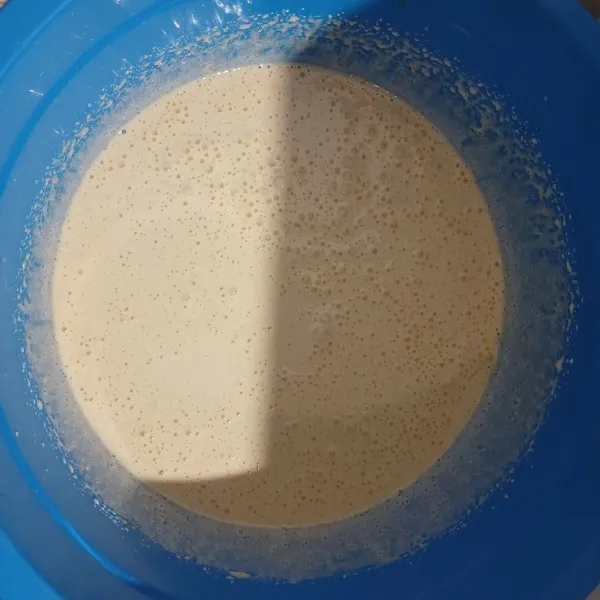 Kocok telur dan gula hingga gula larut. Tak perlu sampai mengembang.